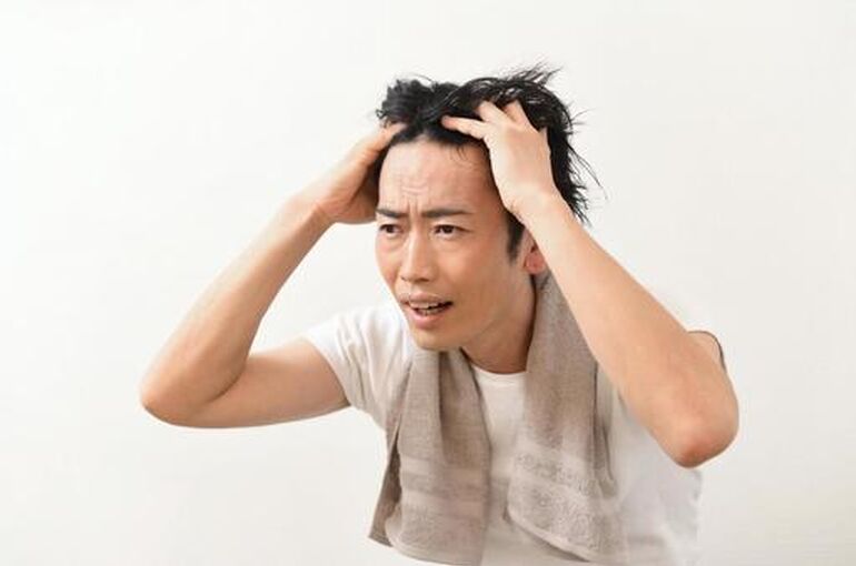 頭を抱える男性