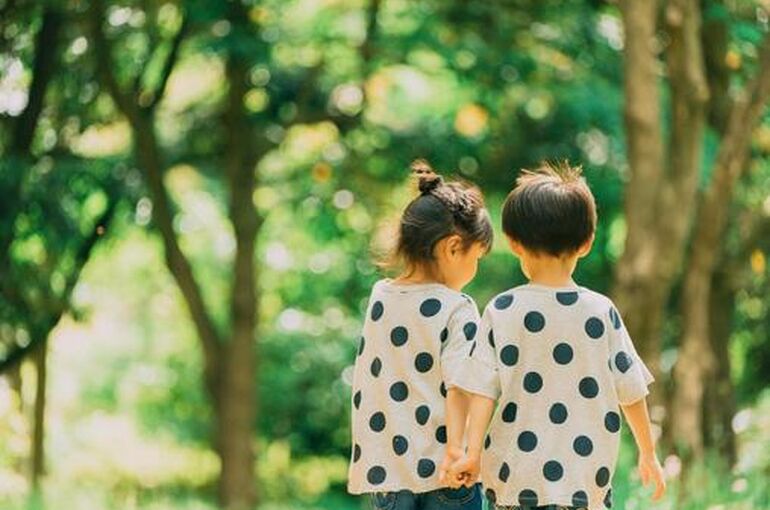 手をつなぐ子供