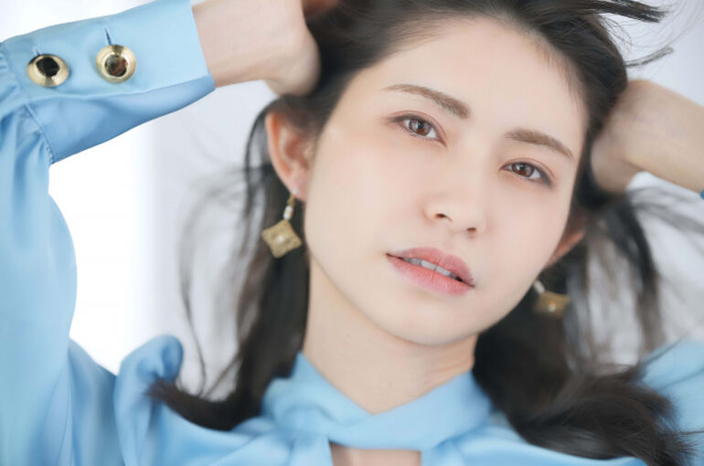 後悔する女性